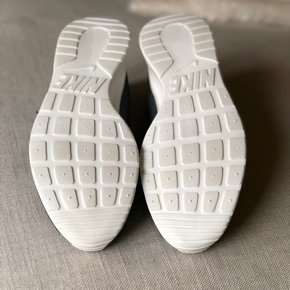 Nike Tanjun Athletic Running Shoes - Picture 4 of 6